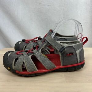 KEEN Boy's Sandals Size 4 Cap‎ Toe Velcro Strap